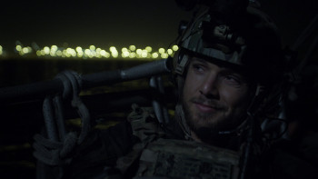 SEAL.Team.S02E01.Fracture.1080p.AMZN.WEB DL.DDP5.1.H.264 NTb.mkv snapshot 20.54 [2018.10.13 10.13.35