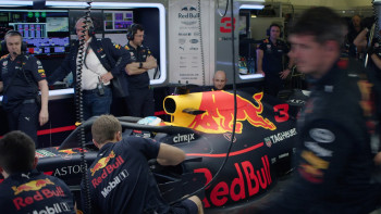 Formula.1.Drive.to.Survive.S01E01.1080p.WEB.X264 AMRAP.CZsub.mkv snapshot 12.32 [2019.04.10 23.01.00