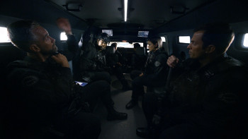 S.W.A.T.2017.S02E01.Shaky.Town.1080p.AMZN.WEB DL.DD+5.1.H.264 AJP69.CZ EN.mkv snapshot 10.58 [2019.0