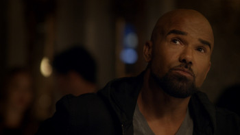 S.W.A.T.2017.S02E01.Shaky.Town.1080p.AMZN.WEB DL.DD+5.1.H.264 AJP69.CZ EN.mkv snapshot 02.28 [2019.0