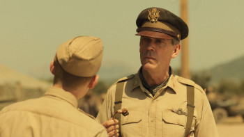 Catch 22.S01E01.Episode.1.1080p.AMZN.WEB DL.DDP5.1.H.264 NTG.CZ EN.mkv snapshot 32.47 [2019.07.02 00