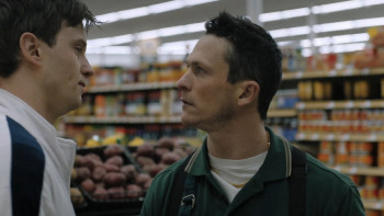 City.on.a.Hill.S01E01.The.Night.Flynn.Sent.the.Cops.on.the.Ice.1080p.AMZN.WEB DL.DDP5.1.H.264 NTb.CZ