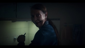 Marianne.S01E01.Your.Dreams.1080p.NF.WEB DL.DDP5.1.x264 MZABI.CZ EN.mkv snapshot 01.44 [2019.10.19 1